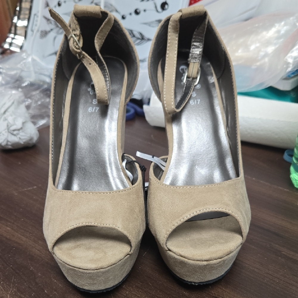 Rue21 Size 6/7 Beige Greno Platform Wedge Peep Toe Sandals